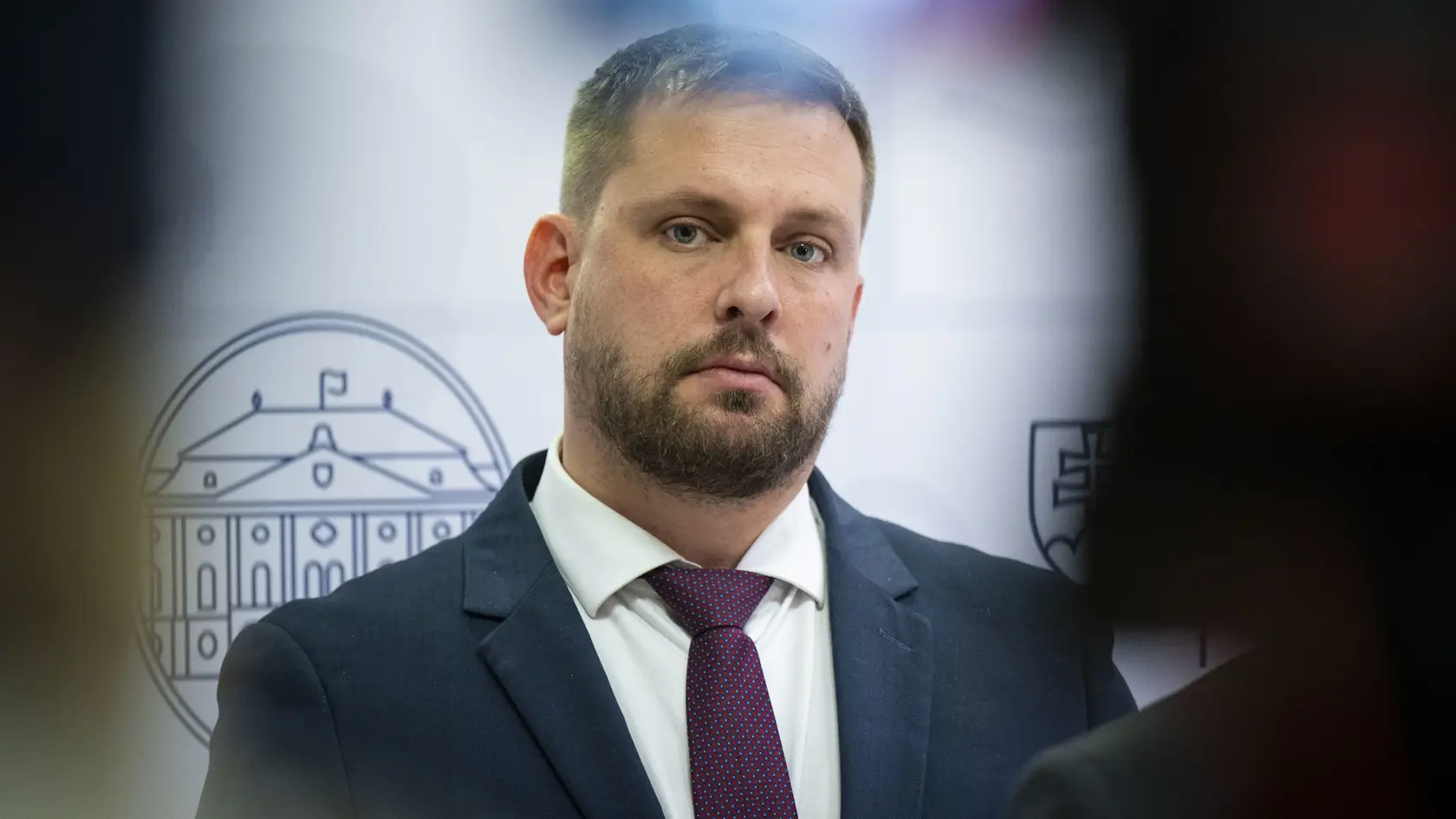 Na snímke minister zdravotníctva SR Kamil Šaško (HLAS-SD) počas tlačovej konferencie po rokovaní Hospodárskej a sociálnej rady (HSR) v Bratislave v pondelok 9. decembra 2024.