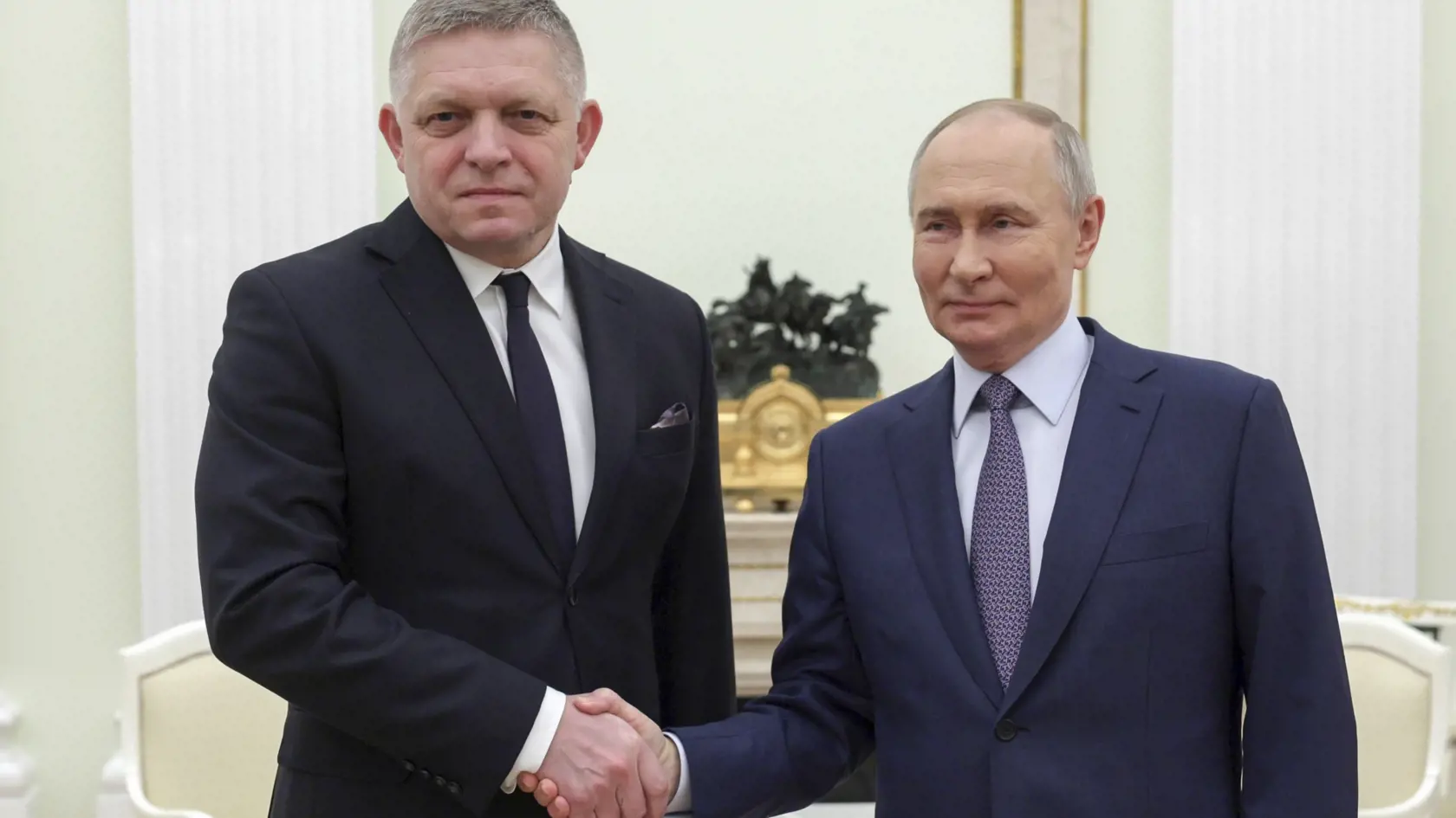 Ruský prezident Vladimir Putin (vpravo) a slovenský premiér Robert Fico počas stretnutia v Moskve 22. decembra 2024.