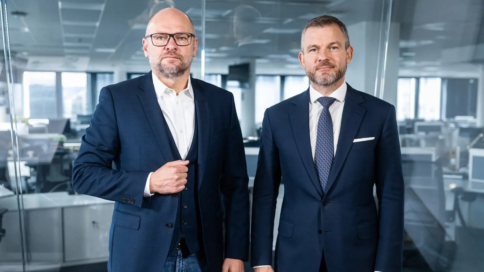 Richard Sulík (vľavo) a Peter Pellegrini (vpravo) sa stretli v diskusnej relácii "Karty na stôl". Ich strany SaS resp. Hlas sa snažia pred voľbami dotiahnuť posily. No nielen Hlas a SaS získava nové akvizície, ale aj mnohé ďalšie strany.