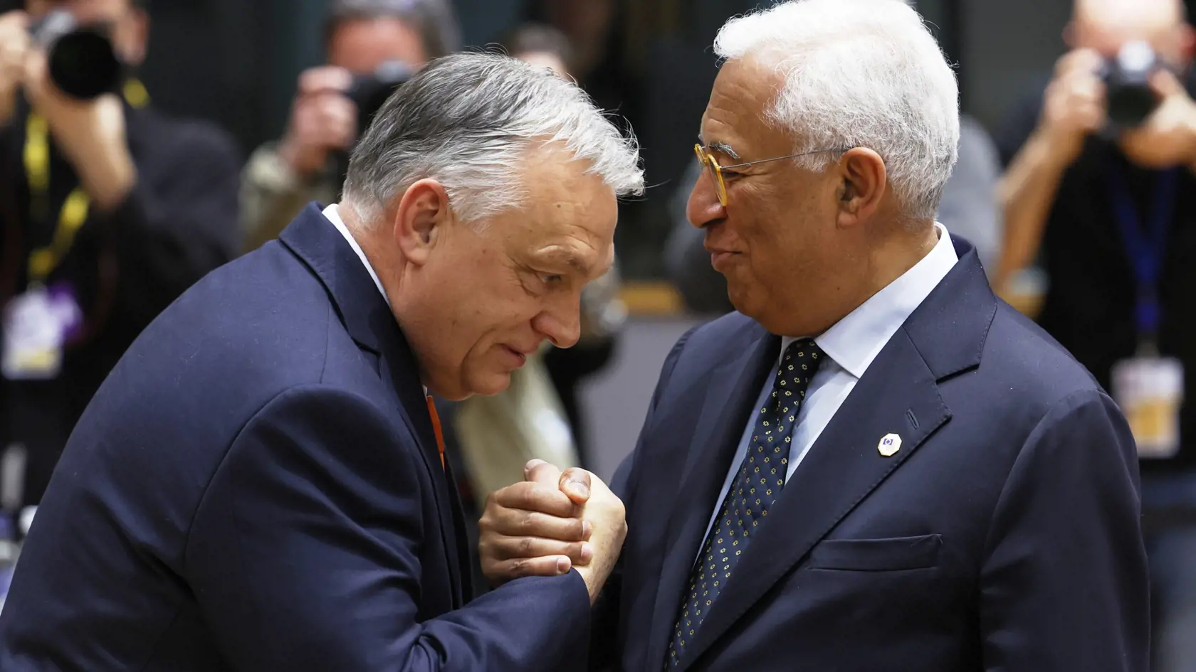 Predseda Európskej rady António Costa (vpravo) a maďarský premiér Viktor Orbán  sa vítajú na mimoriadnom summite lídrov členských krajín EÚ v Bruseli vo štvrtok 6. marca 2025.