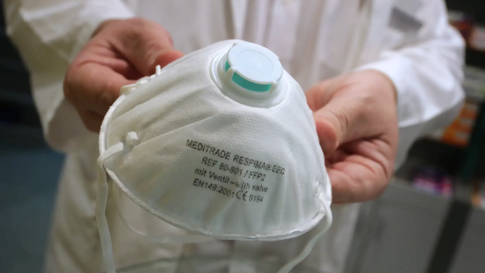 Respirátor s výdychovým ventilom chráni len vás, okolie už nie. Je dobré ho ešte prekryť rúškom.