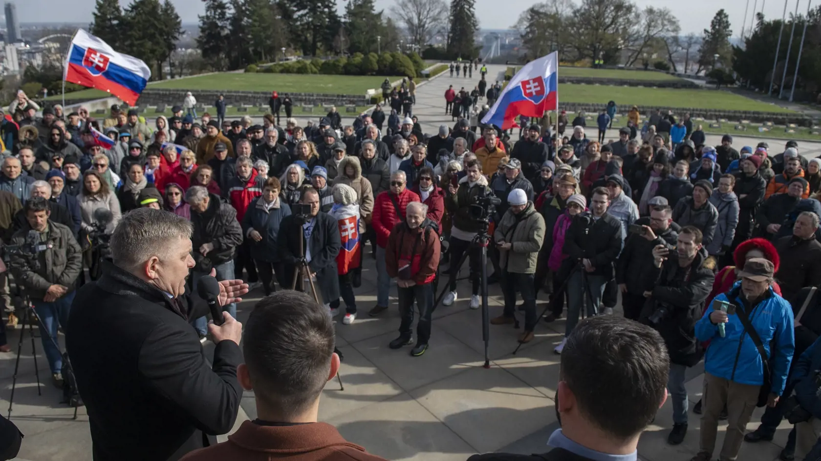 Na snímke vľavo poslanec Národnej rady SR a predseda strany Smer-SD Robert Fico prišiel položiť veniec pri príležitosti 78. výročia oslobodenia Bratislavy pri pamätníku Slavín v Bratislave 4. apríla 2023. FOTO TASR - Martin Baumann