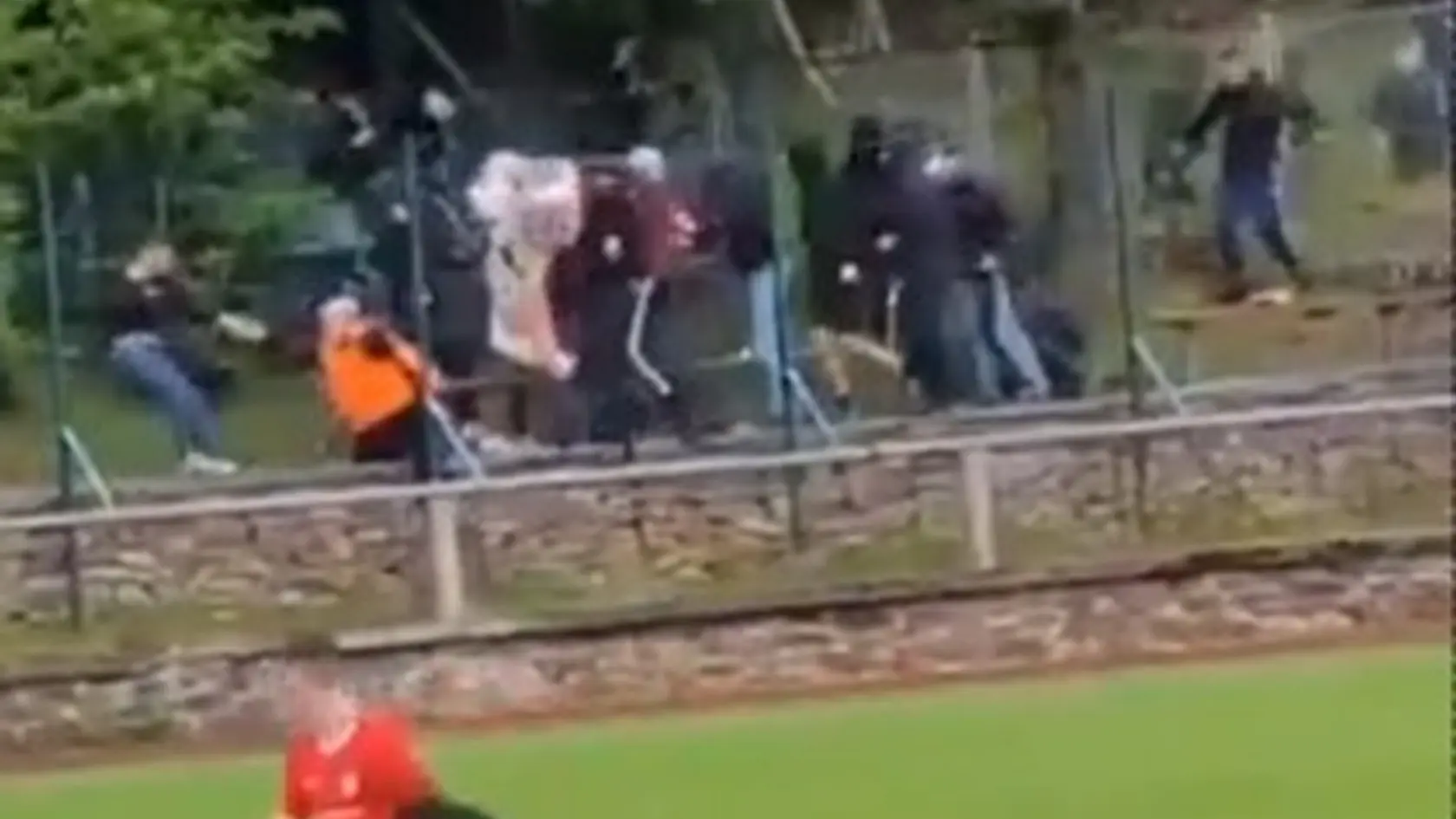Futbalový zápas nemeckých mládežníckych mužstiev musel byť po konflikte chuligánov predčasne ukončený.