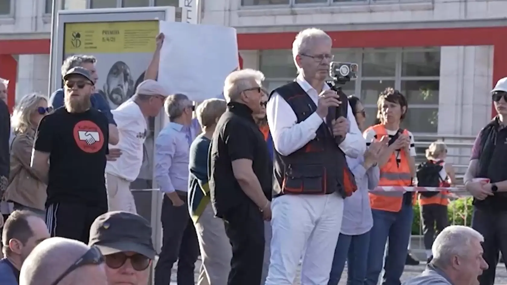 Richard Stanke na proteste nesúhlasu s koncertom Anny Netrebko. Herec skandoval "Hanba divákom". 