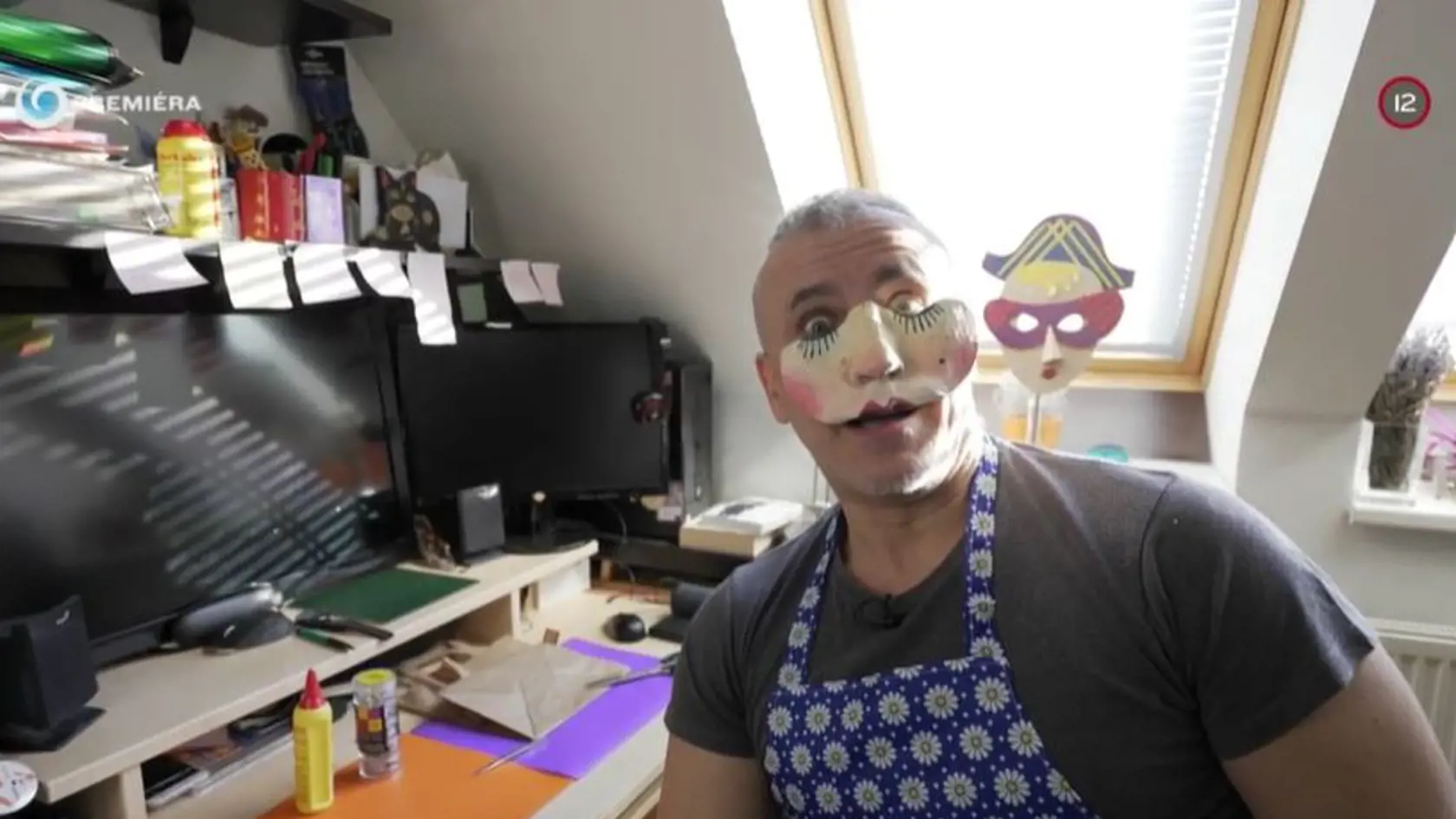 Herec ukázal pracovňu, v ktorej sa nachádza počítač a rôzne pomôcky pre divadelníka.
