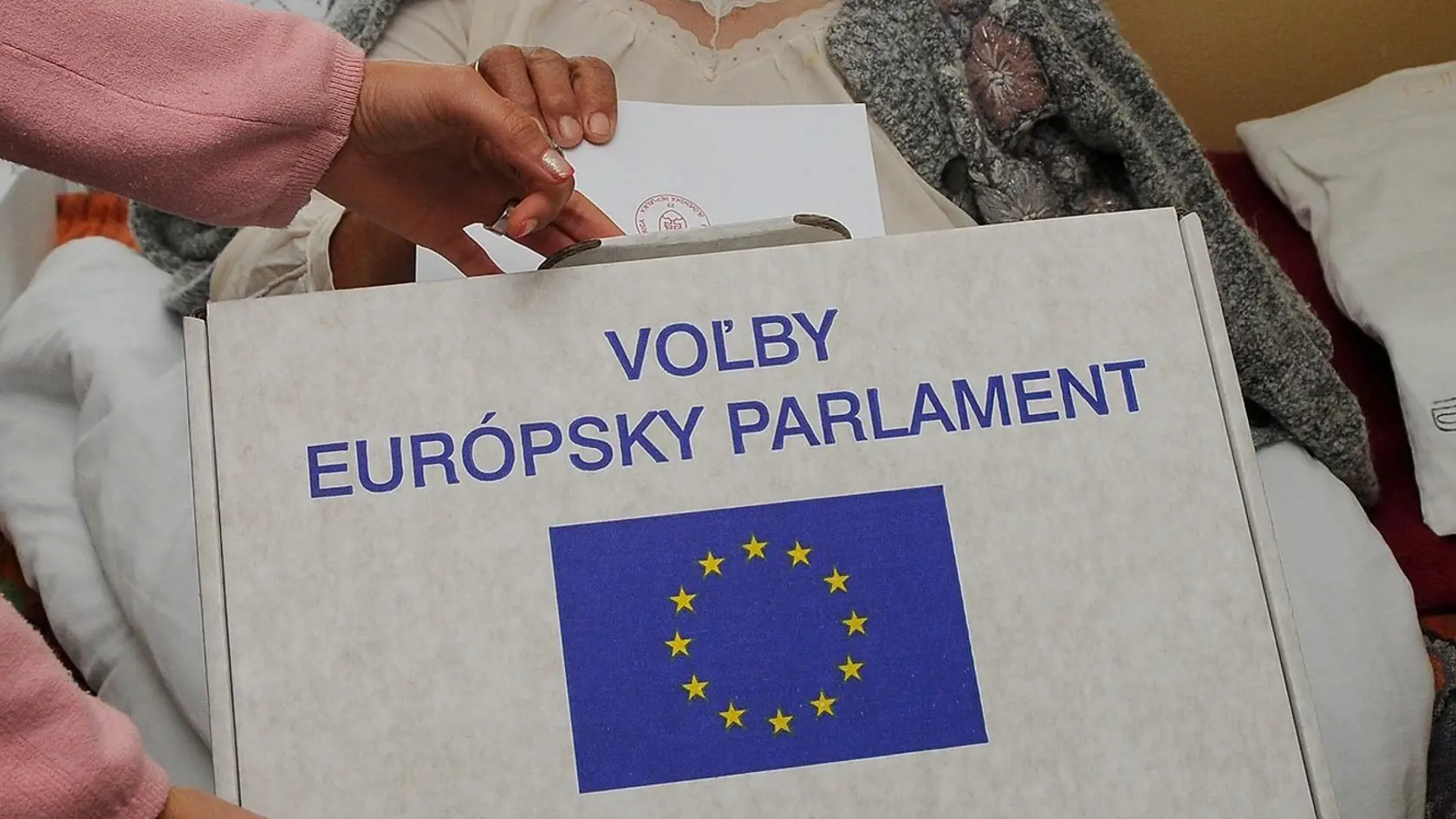 Môžem voliť poštou?
Nie, voľba poštou v Európskych voľbách na Slovensku nie je možná.
Môžem voliť online?
Nie, voľba online na Slovensku nie je možná.
Môžem voliť prostredníctvom zástupcu?
Nie, voliť prostredníctvom zástupcu na Slovensku nie je možné.