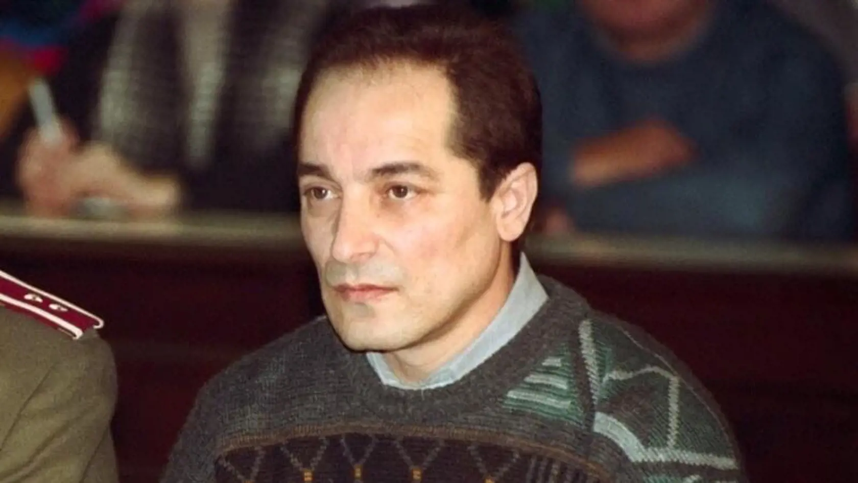Ondrej Rigo je beštiálny vrah žien, ktorý si v Leopoldove odpykával doživotný trest. Podľa spoluväzňov však pred časom z cely zmizol.