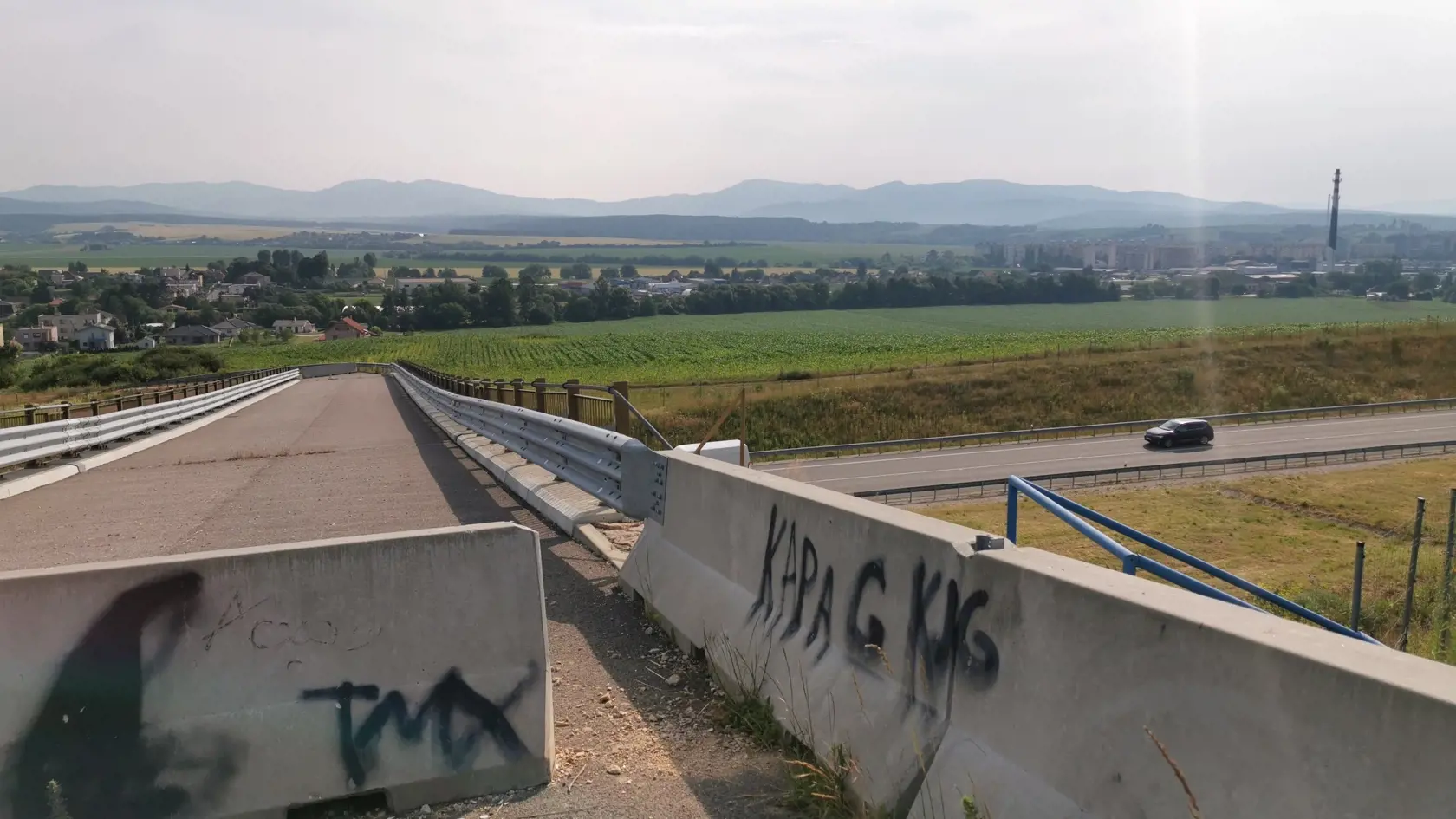 Most, krásny nový asfalt a na ňom z oboch strán zátarasy. Tak to vyzerá na moste, ktorý nikam nevedie a nik ho nechce.