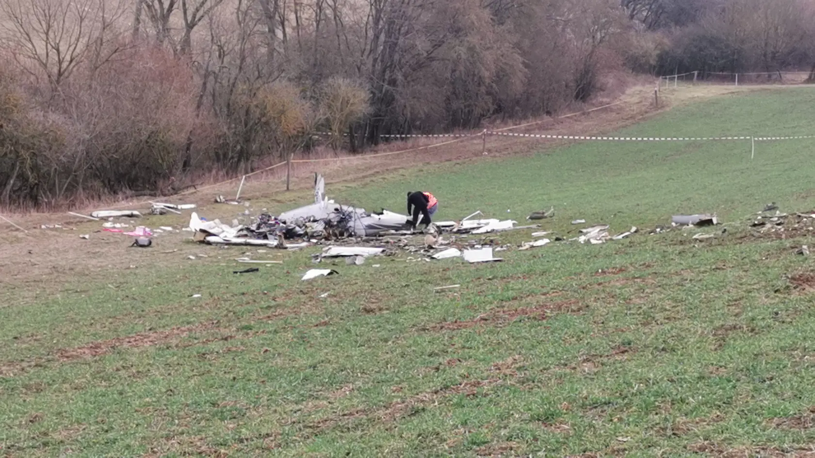 Trosky lietadla v ktorom zahynuli štyria muži nad obcou Trenčianske Stankovce.