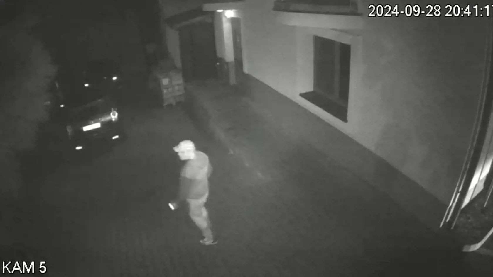 „Ľudia tam chodili fajčiť, dokonca aj personál prechádzal okolo, ale on mal zrejme nervy z ocele,“ neveril ženích vlastným očiam. Zlodej si odtiaľ odniesol obálky s peniazmi a tiež približne sto žrebov, ktoré hostia pribalili ako symbolické dary.