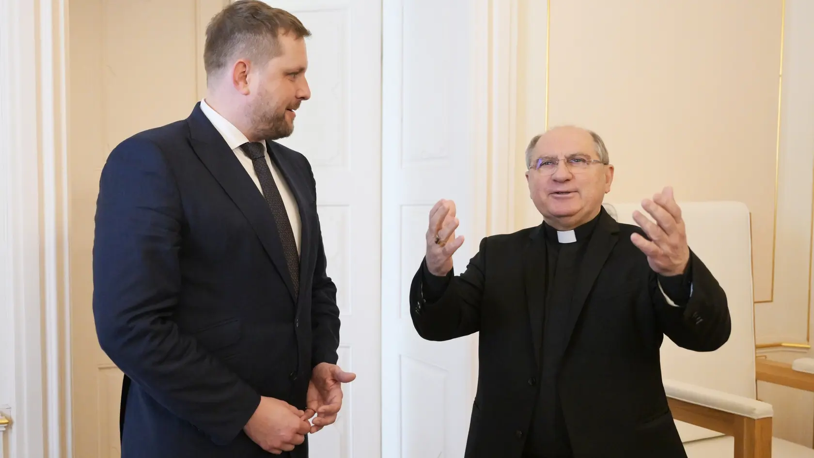 Na snímke sprava košický arcibiskup, metropolita a predseda Konferencie biskupov Slovenska Bernard Bober a minister zdravotníctva SR Kamil Šaško (Hlas-SD) počas podpísania memoranda s Konferenciou biskupov Slovenska v Košiciach v stredu 16. apríla 2025. Po 29 rokoch je duchovná služba súčasťou komplexnej zdravotnej starostlivosti. FOTO TASR – František Iván