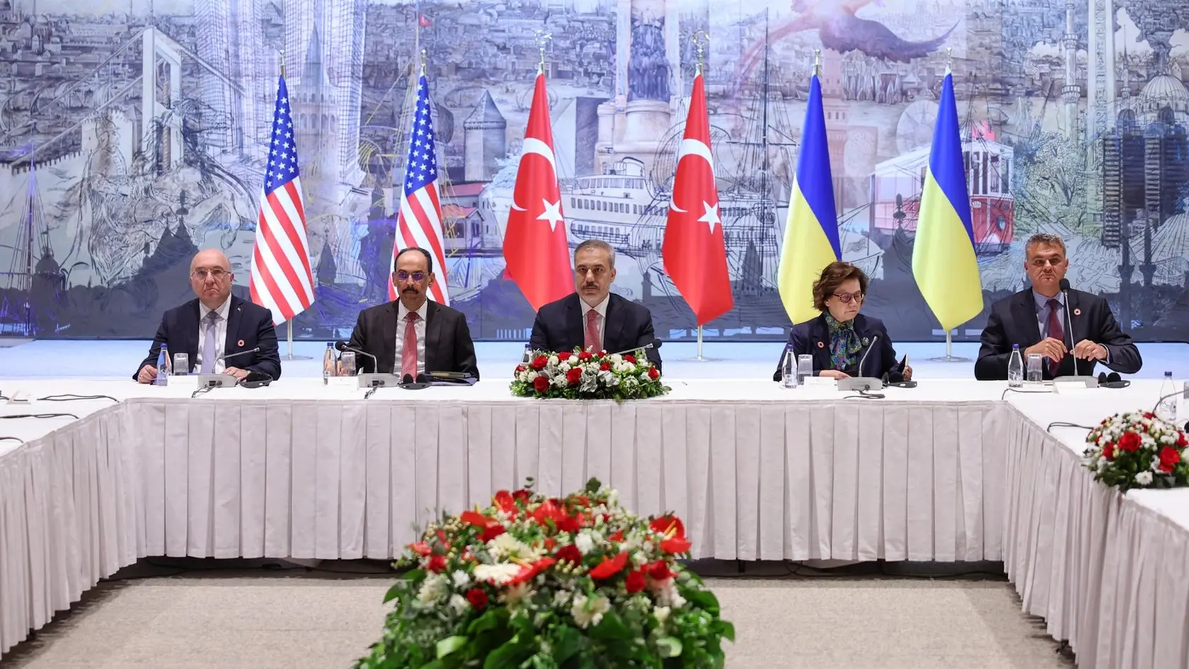 Turecký minister zahraničných vecí Hakan Fidan predsedá trojstrannému stretnutiu Turecko–USA–Ukrajina v prezidentskej kancelárii Dolmabahce v Istanbule 16. mája 2025.