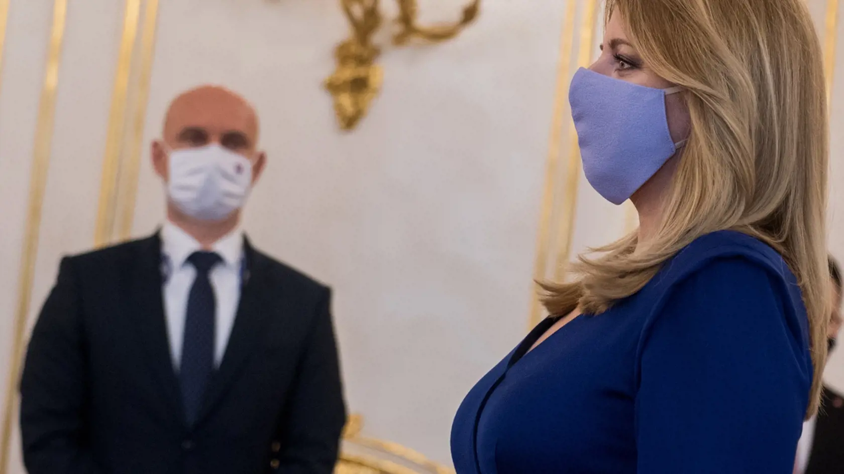 Na snímke prezidentka SR Zuzana Čaputová, ktorá vymenovala dvoch rektorov vysokých škôl - Györgyho Juhásza do funkcie rektora Univerzity J. Selyeho v Komárne a Jozefa Habánika do funkcie rektora Trenčianskej univerzity Alexandra Dubčeka v Trenčíne v Prezidentskom paláci v Bratislave v utorok  26. januára 2021. FOTO TASR - Martin Baumann