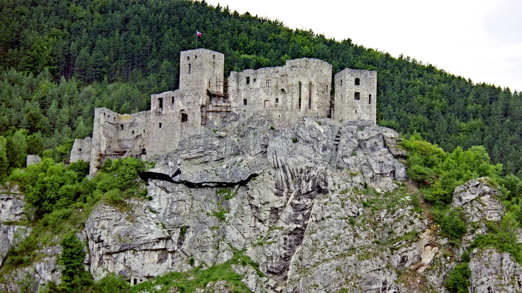  Z  brala pod hradom Strečno sa v utorok večer uvoľnil asi 100-tonový skalný blok. 