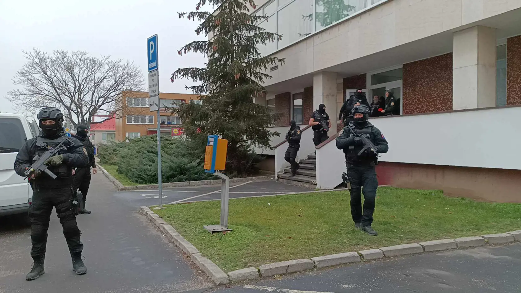 Obvineného atentátnika Juraja Cintulu z trenčianskeho okresného súdu prevážajú za mreže.