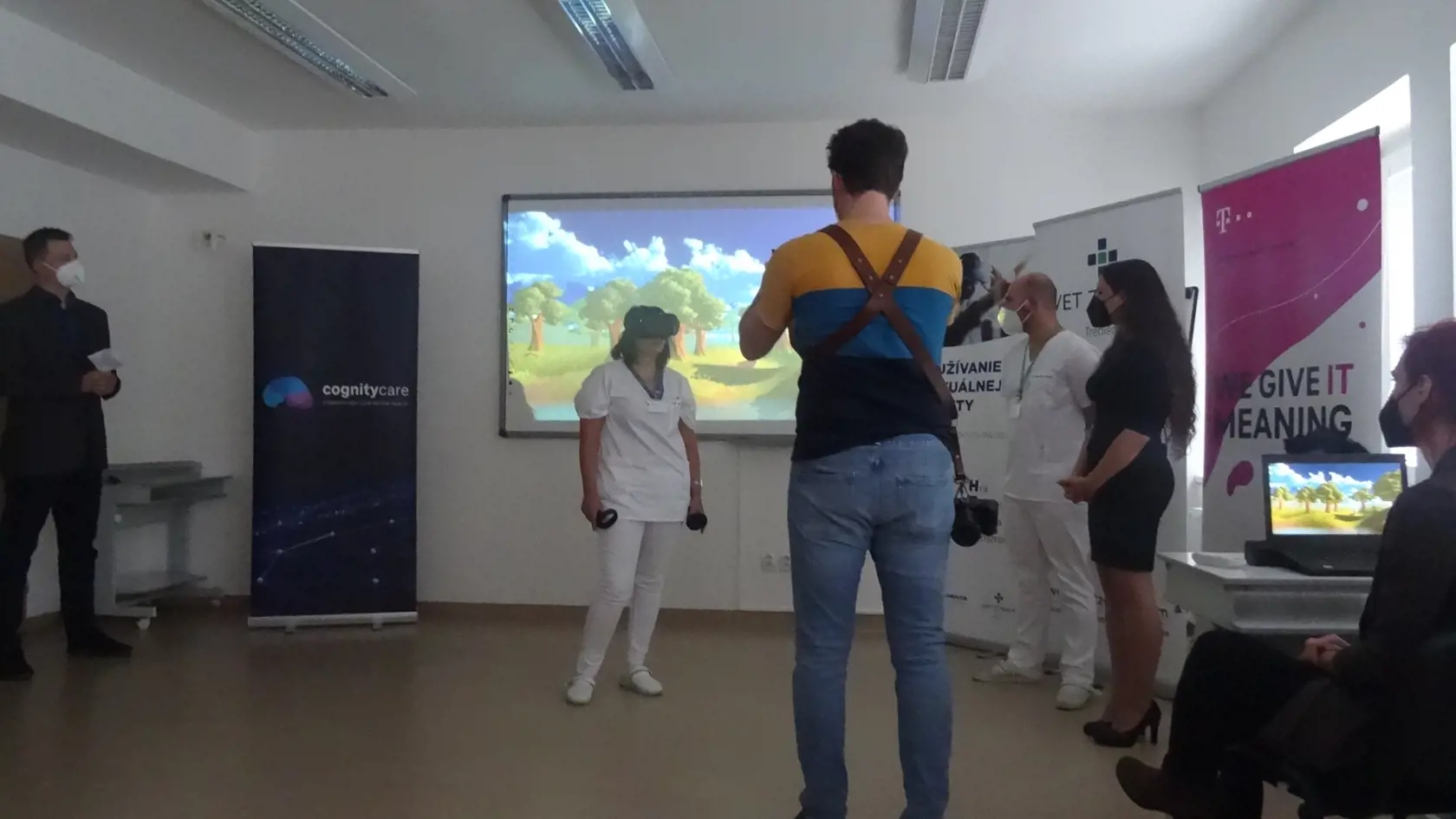 Hlavná sestra z psychiatrie predvádzala  ako sa pacienti riadia inštrukciami aplikácie a čo robia - zber polienok, lesných bobuli a podob.