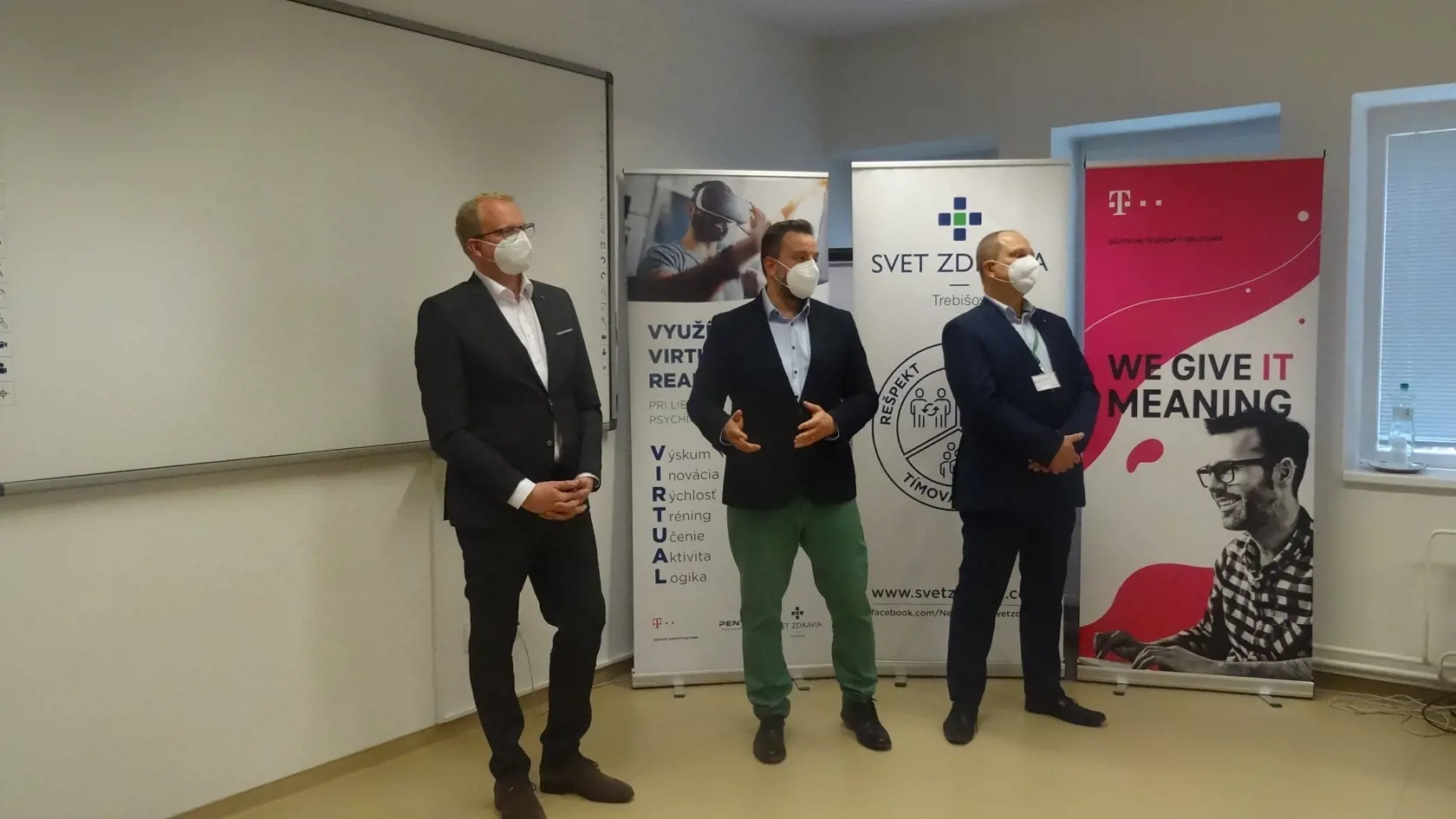 Juraj Girman, konateľ spoločnosti Deutsche Telecom, Martin Šimo,, medicínsky riaditeľ ProCare a Svet zdravia a Juraj Bazár riaditeľ nemocnice Svet Zdravia Trebišov.