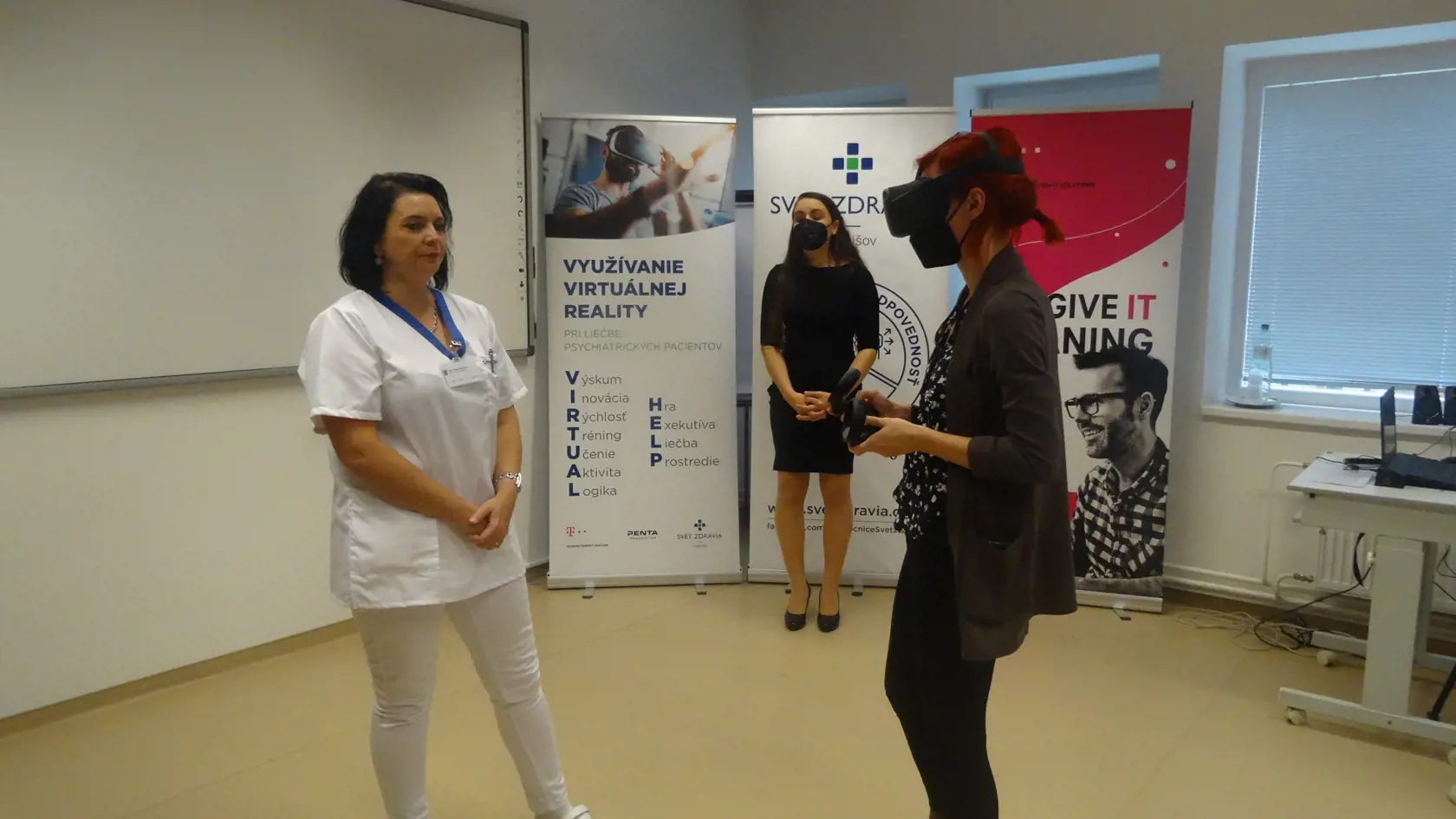 Hlavná sestra z psychiatrie sa pripravuje na predvádzanie toho, ako aplikácie funguje.