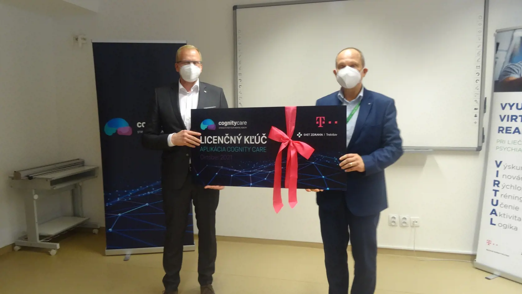 Riaditeľ trebišovskej nemocnice Juraj Bazár a konateľom spoločnosti Deutsche Telecom IT pri odovzdávaní  licenčného kľúča.