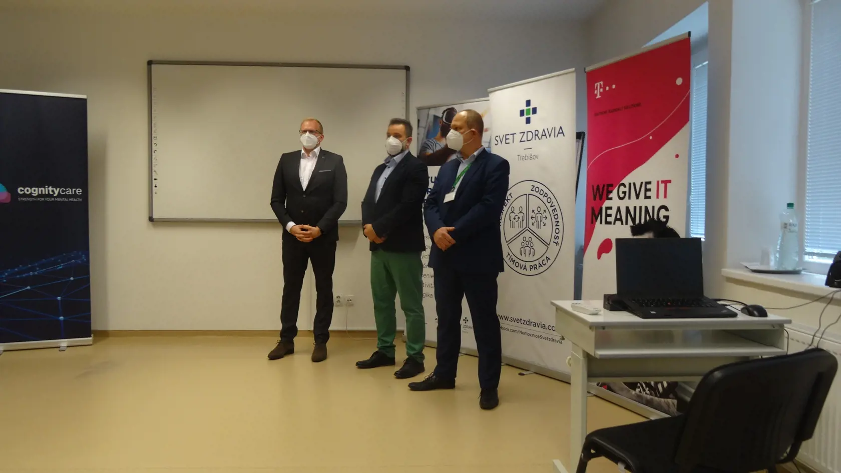 Juraj Girman, konateľ spoločnosti Deutsche Telecom, Martin Šimo,, medicínsky riaditeľ ProCare a Svet zdravia a Juraj Bazár riaditeľ nemocnice Svet Zdravia Trebišov.