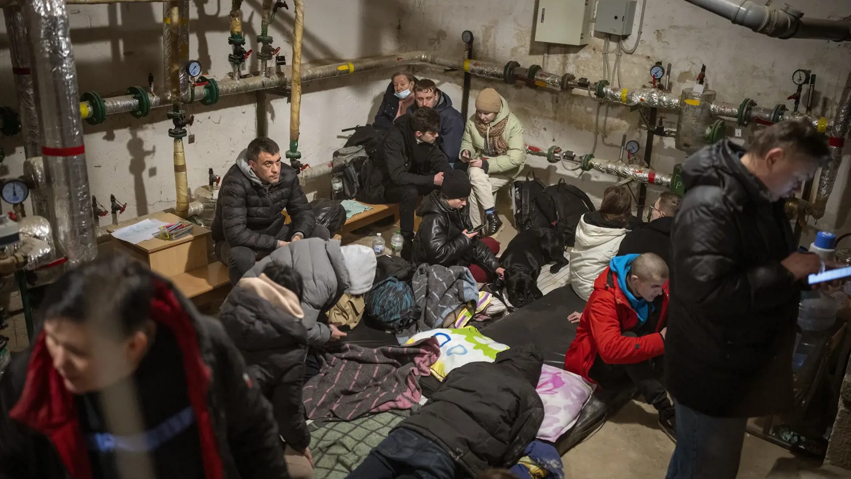 WA 10 Kyjev - Ľudia sa ukrývajú v suteréne budovy počas sirény, ktorá oznamuje nové útoky ruskej armády v ukrajinskej metropole Kyjev v piatok 25. februára 2022. Ruský prezident Vladimir Putin vo štvrtok v skorých ranných hodinách oznámil, že spúšťa rozsiahlu vojenskú operáciu na Ukrajine. Ruské jednotky zaútočili na viacerých miestach na ukrajinskom území. FOTO TASR/AP

 
People take shelter at a building basement while the sirens sound announcing new attacks in the city of Kyiv, Ukraine, Frida
