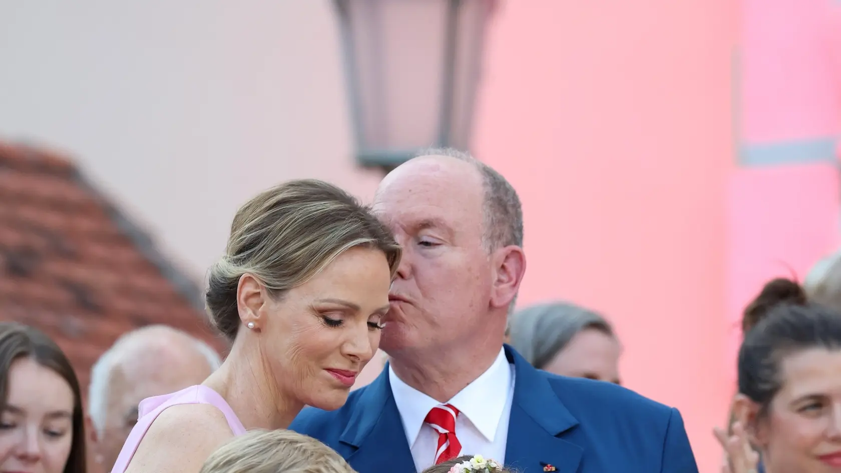 Na snímke je vidieť, ako princ láskyplne pobozkal svoju Charlene na tvár. 