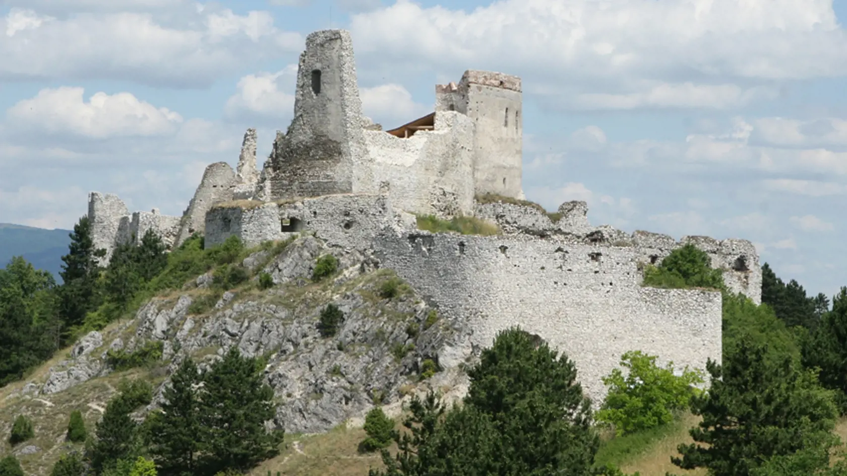 Čachtický hrad - miesto, kde svoj temný život dožila uväznená krvavá grófka Alžbeta Báthoryčka (1560-1614). Zrúcaniny hradu sú po nedávnej rekonštrukcii naozaj úchvatné s výhľadom do širokého okolia. Na hrad sa dostane z centra obce Čachtice, zdatnejší turisti sa tam dostanú aj lesnými chodníkmi z obce Višňové.