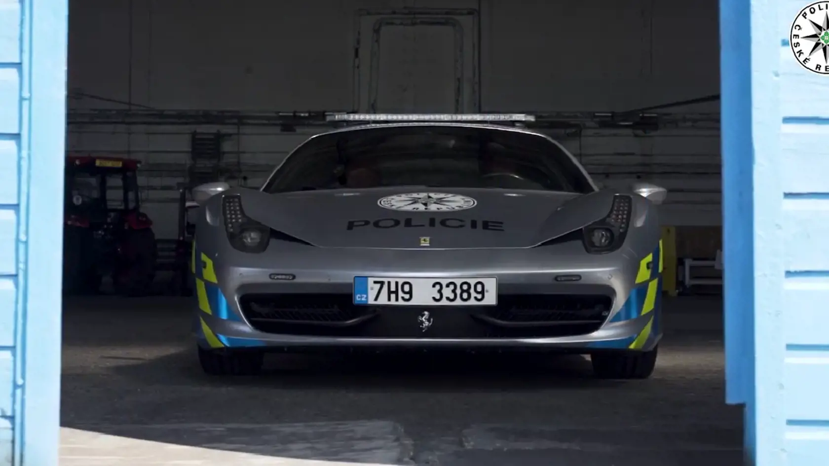 Českému policajnému zboru pribudlo do vozového parku Ferrari. Zaistili ho páchateľom, ktorí ho používali na trestnú činnosť. Po úpravách za viac ako 13.000 eur ho polícia chce využívať na špeciálne účely, informoval o tom Jakub Vinčálek z tlačového oddelenia Polície ČR.