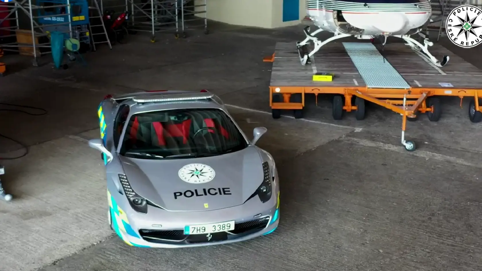 Českému policajnému zboru pribudlo do vozového parku Ferrari. Zaistili ho páchateľom, ktorí ho používali na trestnú činnosť. Po úpravách za viac ako 13.000 eur ho polícia chce využívať na špeciálne účely, informoval o tom Jakub Vinčálek z tlačového oddelenia Polície ČR.