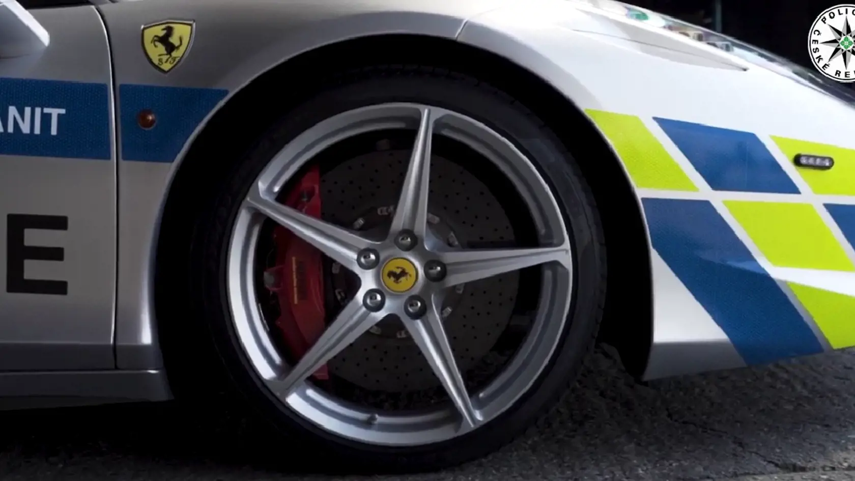 Českému policajnému zboru pribudlo do vozového parku Ferrari. Zaistili ho páchateľom, ktorí ho používali na trestnú činnosť. Po úpravách za viac ako 13.000 eur ho polícia chce využívať na špeciálne účely, informoval o tom Jakub Vinčálek z tlačového oddelenia Polície ČR.