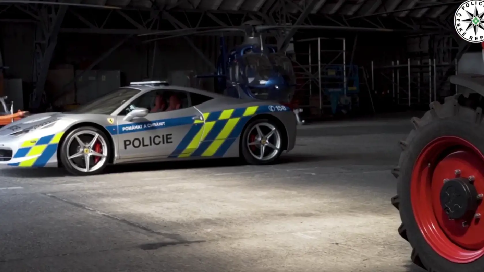 Českému policajnému zboru pribudlo do vozového parku Ferrari. Zaistili ho páchateľom, ktorí ho používali na trestnú činnosť. Po úpravách za viac ako 13.000 eur ho polícia chce využívať na špeciálne účely, informoval o tom Jakub Vinčálek z tlačového oddelenia Polície ČR.