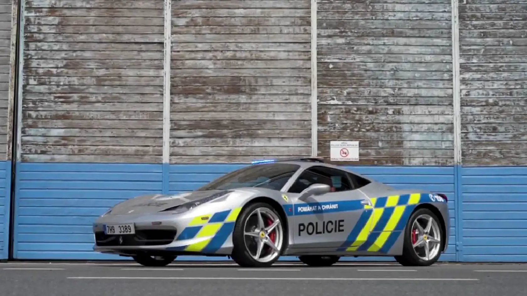 Českému policajnému zboru pribudlo do vozového parku Ferrari. Zaistili ho páchateľom, ktorí ho používali na trestnú činnosť. Po úpravách za viac ako 13.000 eur ho polícia chce využívať na špeciálne účely, informoval o tom Jakub Vinčálek z tlačového oddelenia Polície ČR.