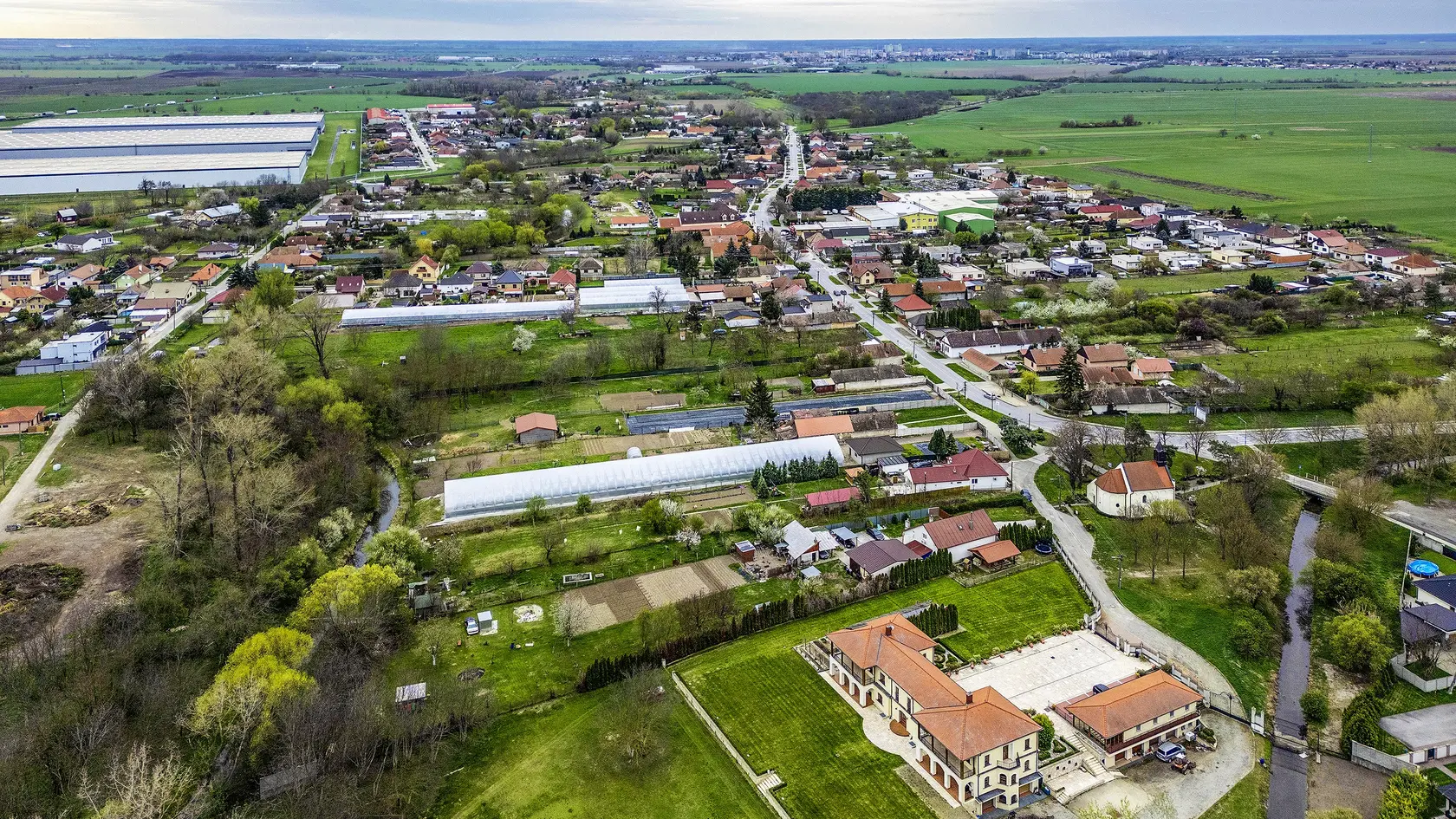 Gáň leží v Podunajskej nížine. Má dobré dopravné spojenie. V jeho blízkosti vedie rýchlostná cesta R1 a železničná trať z Bratislavy do Nových Zámkov.