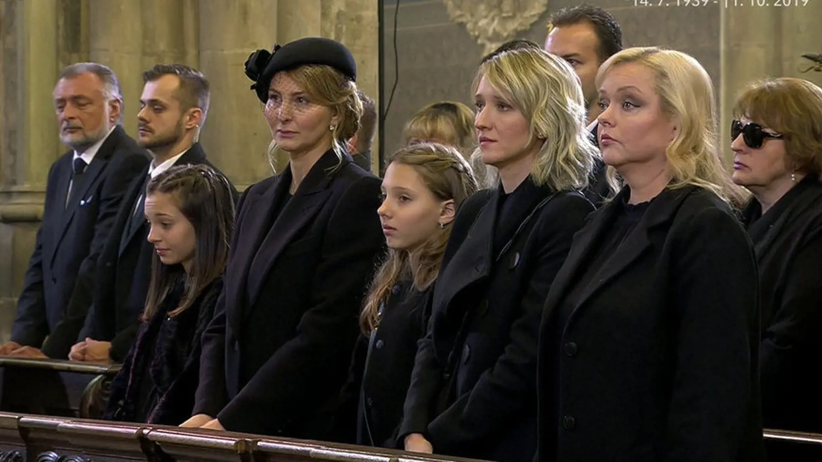 Smutný pohľad na zdrvenú vdovu a štyri Gottove dcéry - zľava Charlotte Ella, Nelly Sofie, Lucie a Dominika.