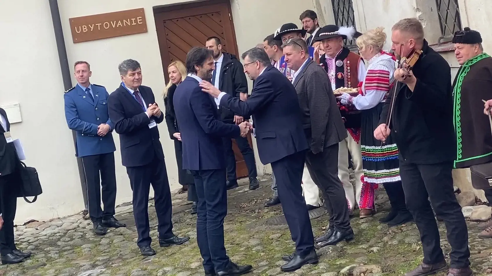 Vláda zasadá v kláštore: Pozrite, ako tam vítali miestni ministrov a premiéra Roberta Fica!