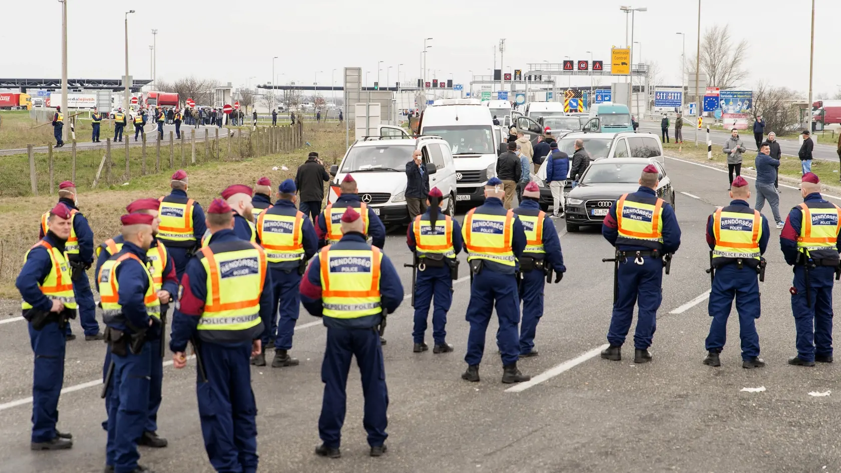 WA 17 Hegyeshalom - Policajti blokujú cestu na uzavretom rakúsko-maďarskom hraničnom priechode pri Hegyeshalome 17. marca 2020. Maďarsko pre hrozbu šírenia nového koronavírusu SARS-CoV-2 zatvorilo svoje hranice. Maďarské a rumunské policajné zložky sa podľa hovorcu krízového štábu Tibora Lakatosa dohodli, že v utorok v noci v určenom čase umožnia občanom Rumunska a Bulharska precestovať cez maďarské územie, ale iba po vyznačenej trase. Na rakúsko-maďarskom hraničnom priechode pri Hegyeshalome to