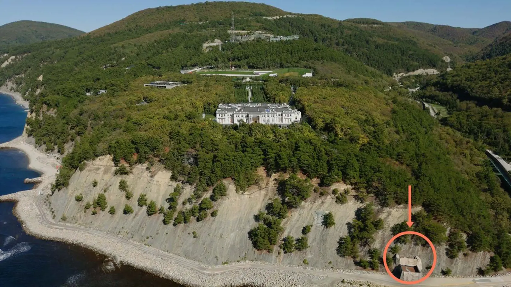 BEZPEČNÁ SKRATKA Tunelom sa prezident a jeho ľudia môžu presunúť rovno na pláž.