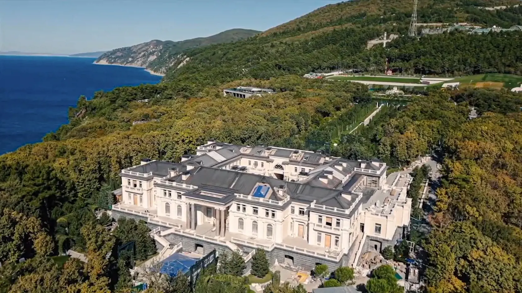 PREZIDENTOVO SÍDLO Palác neďaleko letoviska Gelendžik je podľa FBK najväčšou obytnou budovou v Rusku.