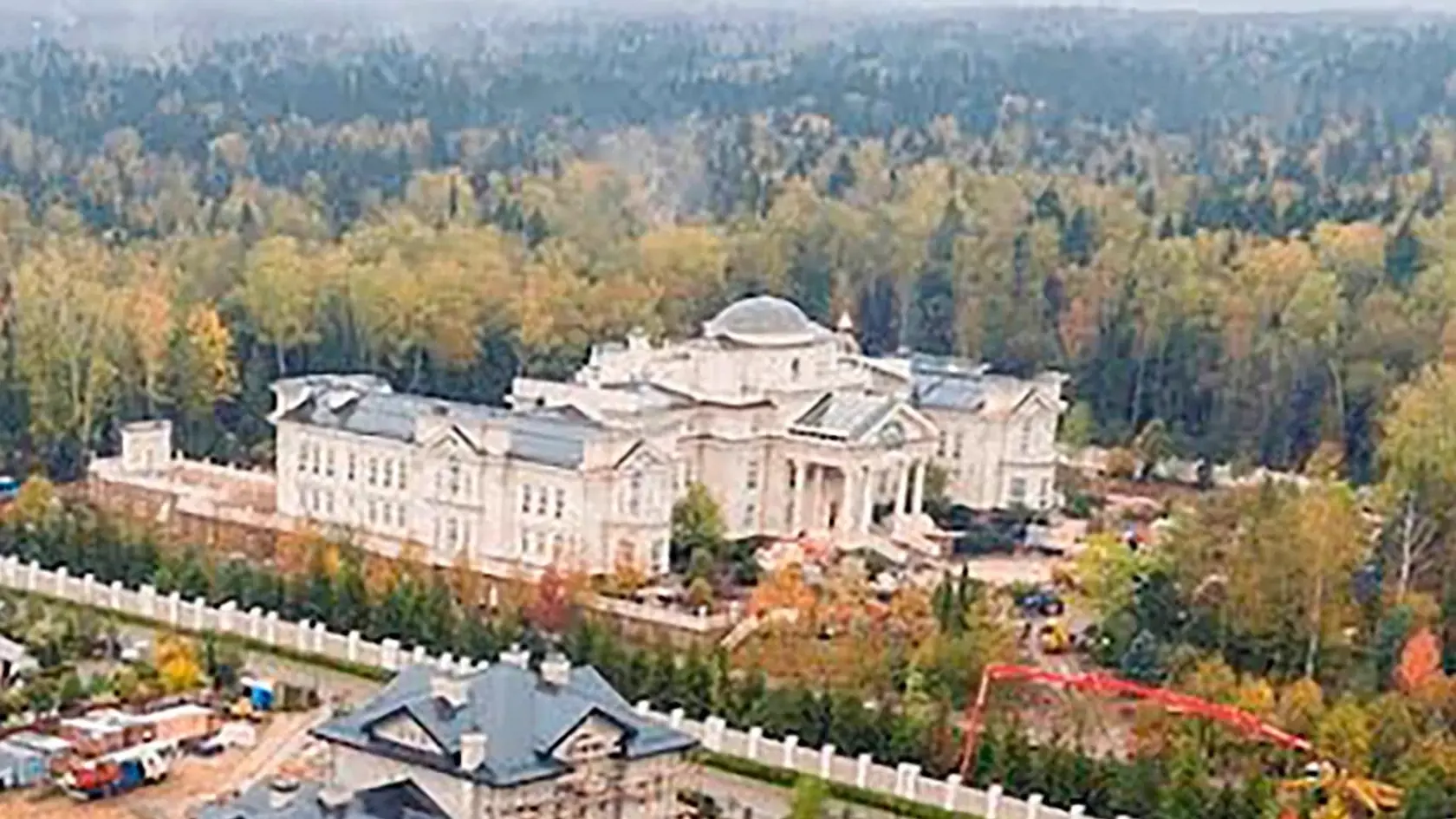 Do „Vladovej“ rastúcej zbierky nehnuteľností sa pridal obrovitánsky palác pri Moskve, ktorý je dvakrát taký veľký ako Alžbetin Buckinghamský palác.