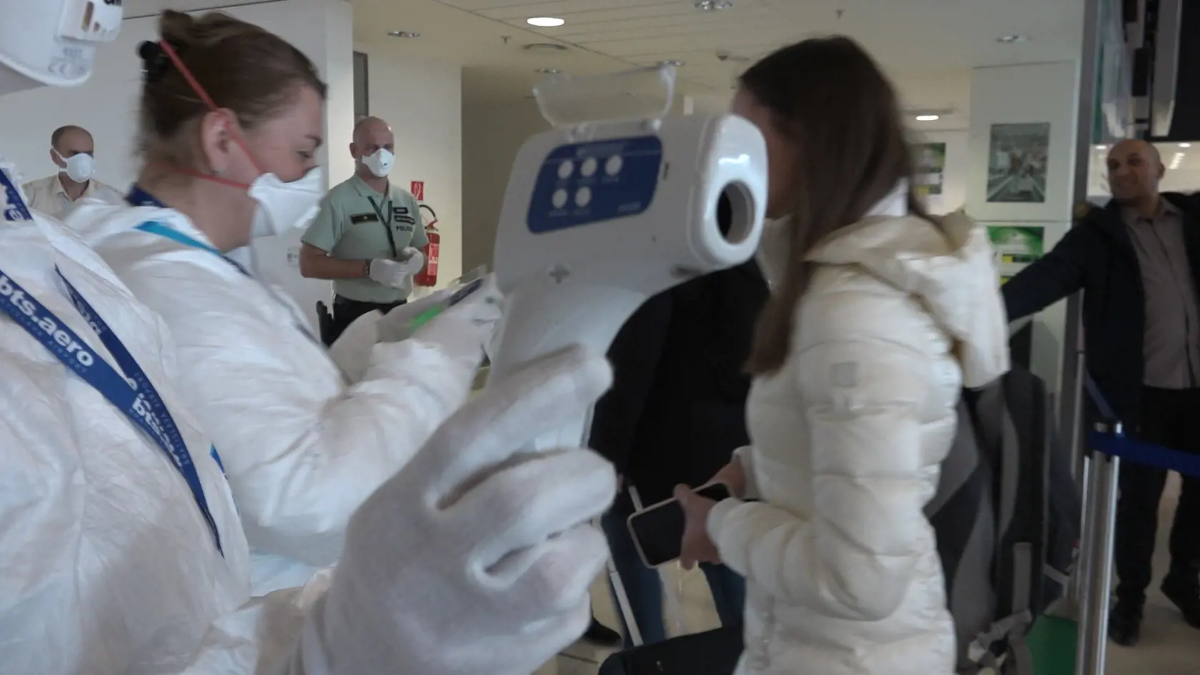 Medzi doposiaľ známe symptómy nového koronavírusu COVID-19 patria vysoké teploty, suchý kašeľ či dýchavičnosť. Pribudli však ďalšie príznaky, ktoré by si ľudia mali na seba všímať. Koronavírus môžete mať aj bez zvýšenej teploty.