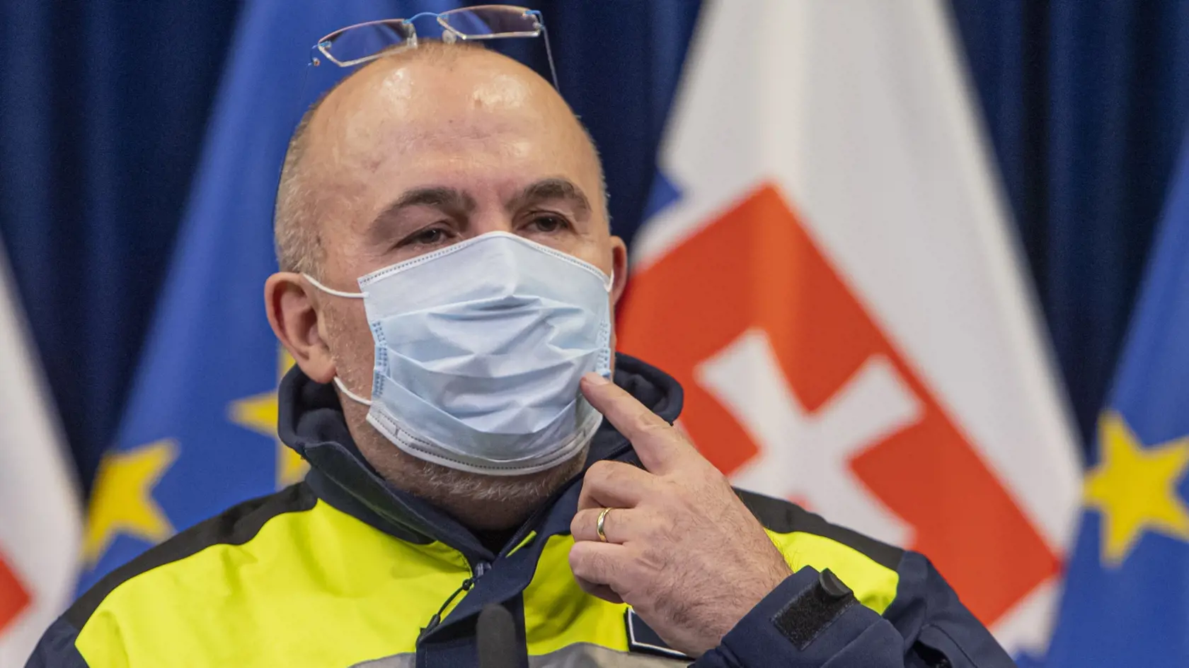 Bývalý predseda Správy štátnych hmotných rezerv Kajetán Kičura hovoril s novinármi počas mimoriadneho rokovania vlády.