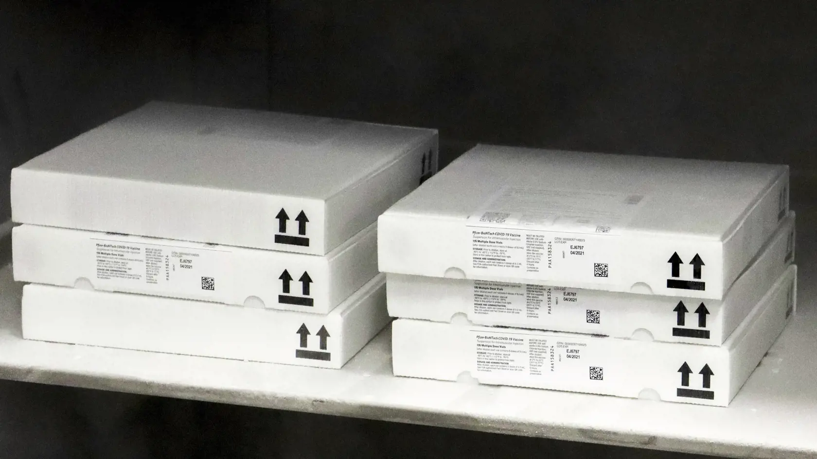 JB 23 Viedeň - Balenia s vakcínami od spoločnosti Pfizer-BioNTech na očkovanie proti ochoreniu COVID-19 sú držané v chladničke vo farmaceutickom veľkoobchode vo Viedni 14. januára 2021. Poslanci rakúskeho parlamentu schválili vo štvrtok novelu zákona predloženú vládou, podľa ktorej bude vstup na kultúrne a športové podujatia, ako aj do nemocníc a hotelov možný len s negatívnym výsledkom testu na koronavírus SARS-CoV-2. Informovala o tom agentúra AFP. Novelu s pripomienkami podporili všetky parla