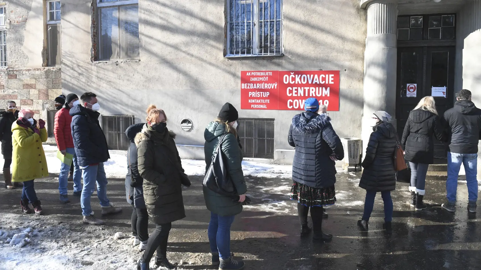 Na snímke očkovanie učiteľov proti ochoreniu COVID-19 vo vakcinačnom centre UNLP Košice 13. januára 2021. FOTO TASR – František Iván