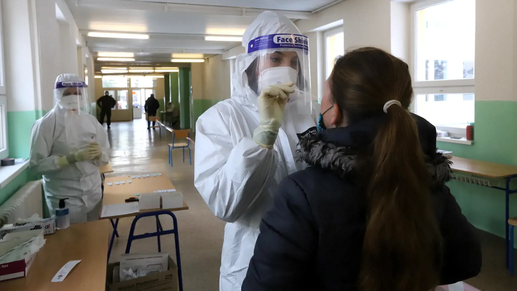 Na snímke na antigénové testovanie na prítomnosť ochorenia COVID-19  v odbernom mieste v základnej škole Zvolen Západ 30. januára 2021. FOTO TASR  - Ján Krošlák