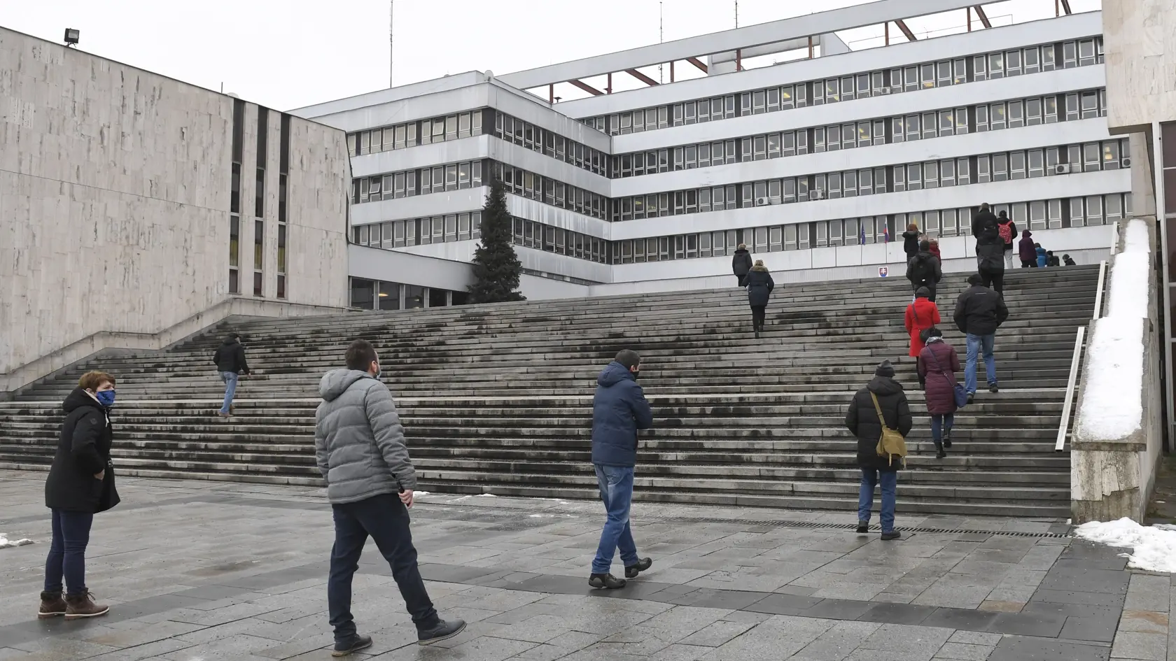Na snímke ľudia čakajú na skríningové testovanie pred magistrátom v Košiciach 21. januára 2021. FOTO TASR – František Iván