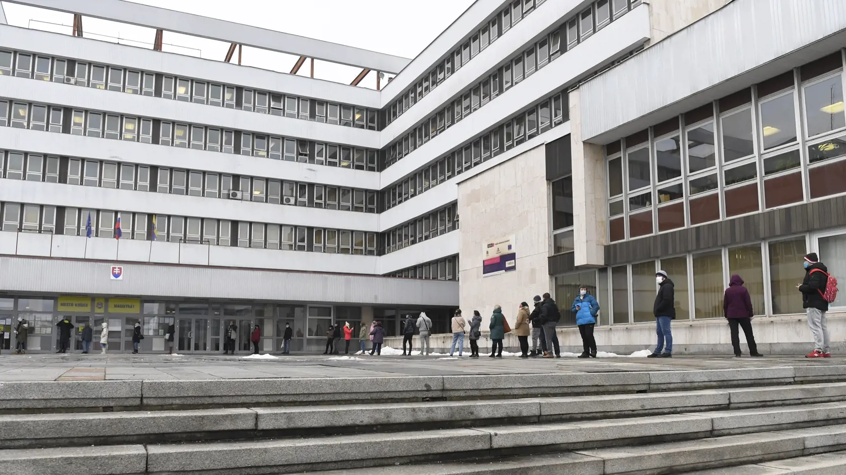 Na snímke ľudia čakajú na skríningové testovanie pred magistrátom v Košiciach 21. januára 2021. FOTO TASR – František Iván