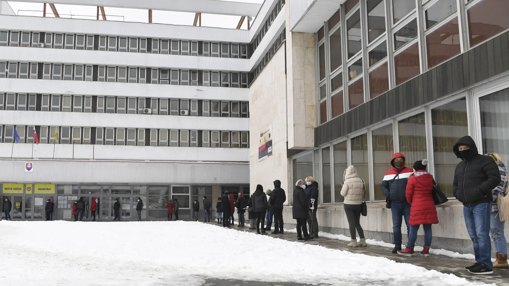 Mesto Košice otvorilo od piatka do nedele (12. - 14. 2.) 33 mobilných odberných miest (MOM) na testovanie na ochorenie Covid-19. Budúci víkend už mesto neplánuje organizovať plošné testovanie, zdôvodňuje to nárastom počtu súkromných MOM. Cieľom magistrátu je pripraviť veľkovakcinačné centrum na očkovanie proti ochoreniu Covid-19. Na snímke ľudia čakajú v rade pred magistrátom pred odberným miestom na antigénové testovanie na ochorenie Covid-19 v Košiciach 13. februára 2021. FOTO TASR – František