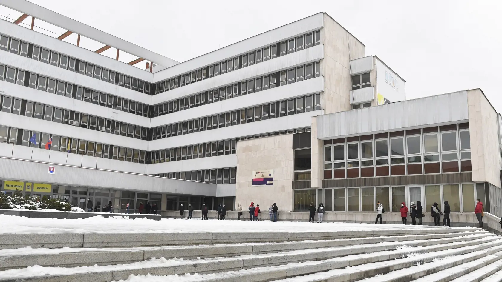 Mesto Košice otvorilo od piatka do nedele (12. - 14. 2.) 33 mobilných odberných miest (MOM) na testovanie na ochorenie Covid-19. Budúci víkend už mesto neplánuje organizovať plošné testovanie, zdôvodňuje to nárastom počtu súkromných MOM. Cieľom magistrátu je pripraviť veľkovakcinačné centrum na očkovanie proti ochoreniu Covid-19. Na snímke ľudia čakajú v rade pred magistrátom pred odberným miestom na antigénové testovanie na ochorenie Covid-19 v Košiciach 13. februára 2021. FOTO TASR – František