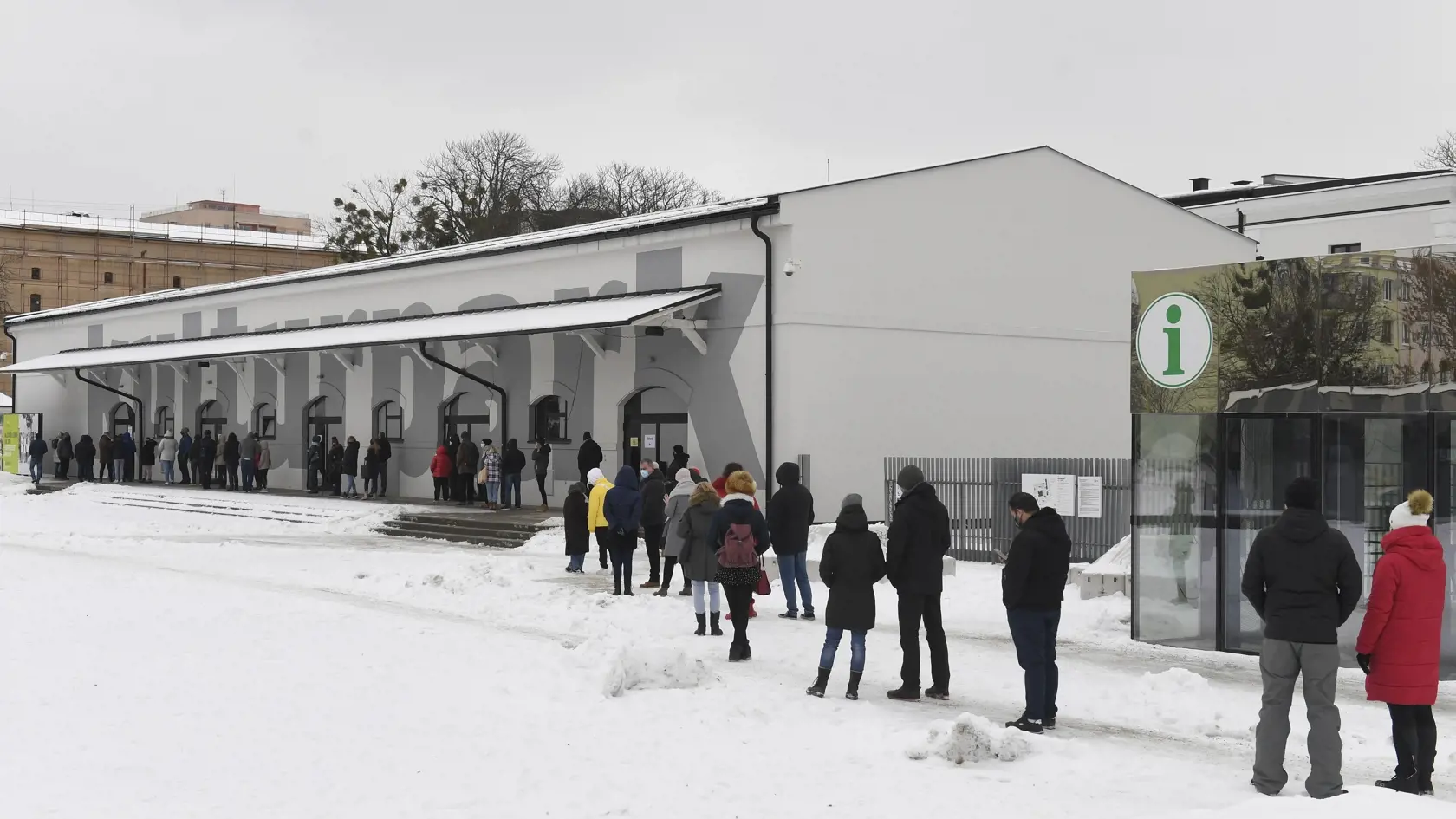 Mesto Košice otvorilo od piatka do nedele (12. - 14. 2.) 33 mobilných odberných miest (MOM) na testovanie na ochorenie Covid-19. Budúci víkend už mesto neplánuje organizovať plošné testovanie, zdôvodňuje to nárastom počtu súkromných MOM. Cieľom magistrátu je pripraviť veľkovakcinačné centrum na očkovanie proti ochoreniu Covid-19. Na snímke ľudia čakajú v rade pred Kulturparkom pred odberným miestom na antigénové testovanie na ochorenie Covid-19 v Košiciach 13. februára 2021. FOTO TASR – Františe