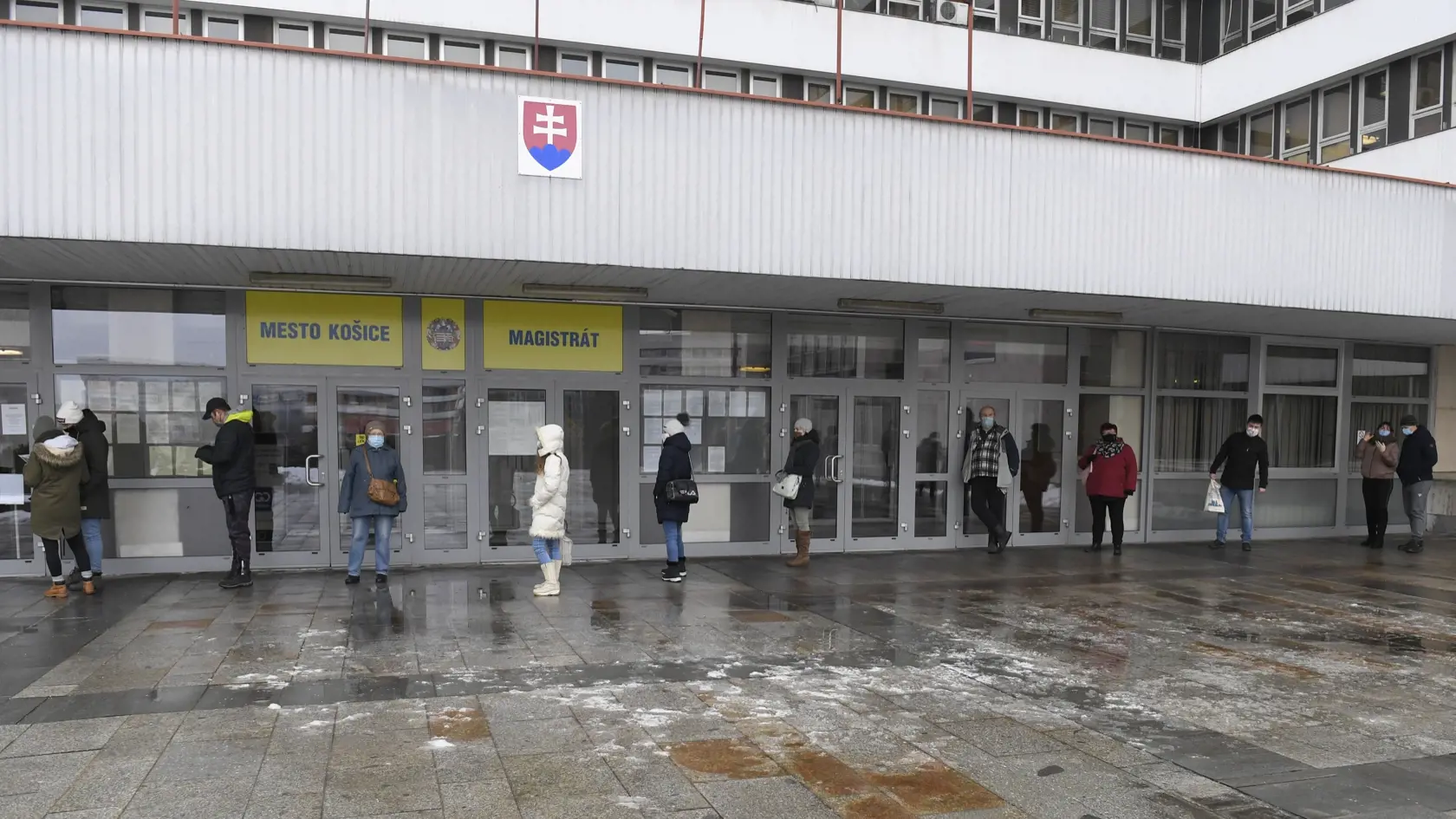 Na snímke ľudia čakajú na skríningové testovanie pred magistrátom v Košiciach 21. januára 2021. FOTO TASR – František Iván